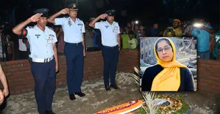 বিমান বাহিনীর পক্ষ থেকে মাইলস্টোন কলেজের শিক্ষিকা মেহরীনের সমাধিতে পুষ্পস্তবক অর্পণ